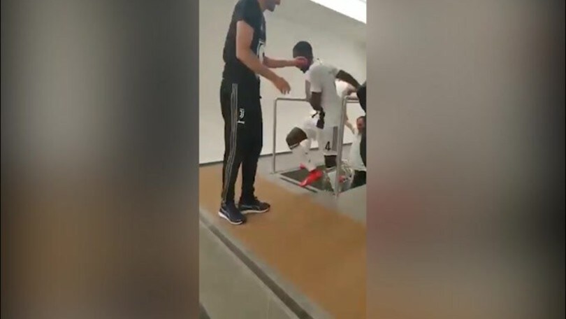 Scudetto Juve, Allegri finisce in piscina