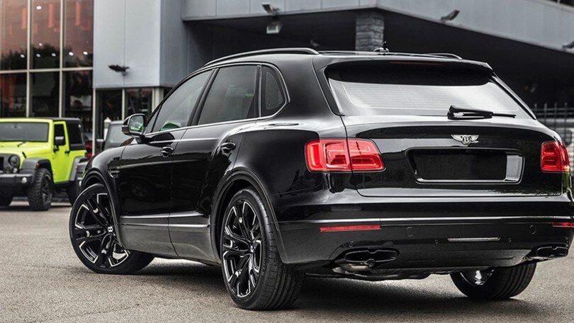 Kahn Design firma il tuning "All Black" della Bentley Bentayga