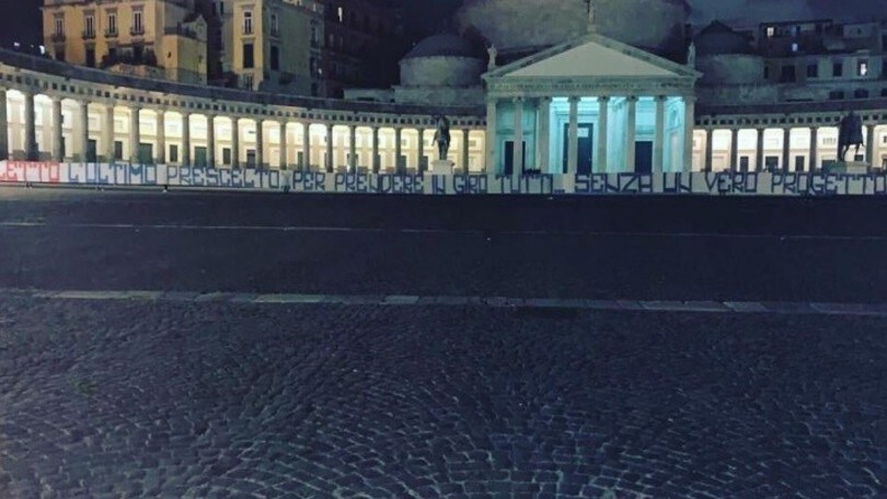 Napoli, i tifosi non ci stanno: striscioni contro De Laurentiis