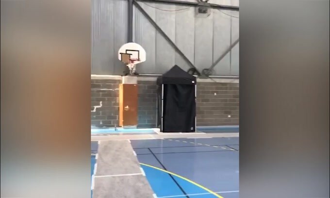 Balotelli va a canestro...col piede