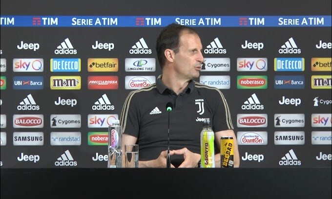 Allegri propone ai giornalisti un campanaccio per prenotarsi