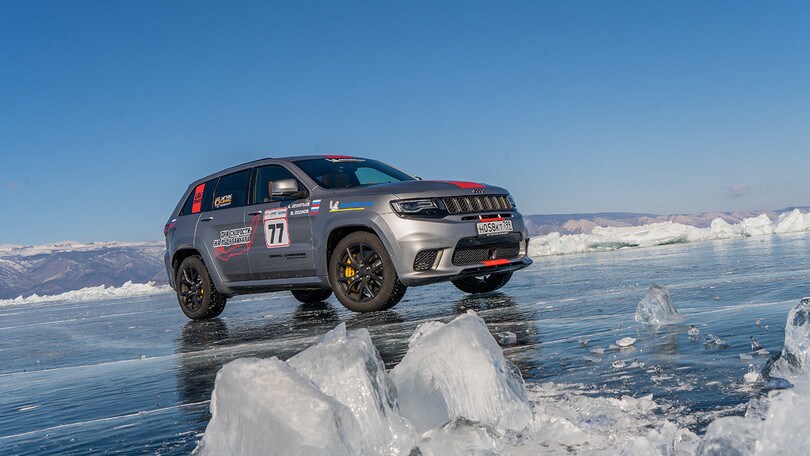 Jeep Grand Cherokee Trackhawk, a 280 orari sul lago ghiacciato - Video