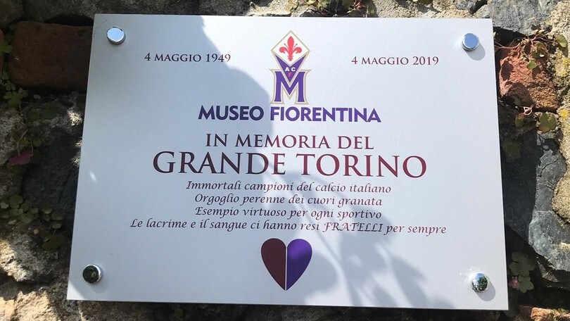 Torino, la cerimonia della nuova targa a Superga