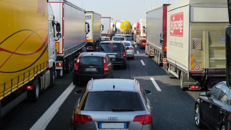 Amsterdam, stop all'inquinamento: dal 2030, divieto per auto benzina e diesel