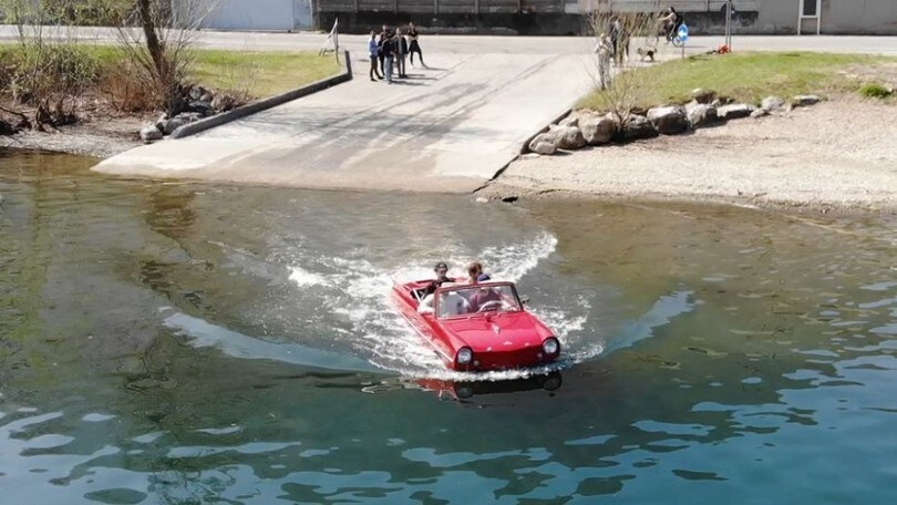 Amphicar, l’automobile anfibia attrazione sul Lago di Como
