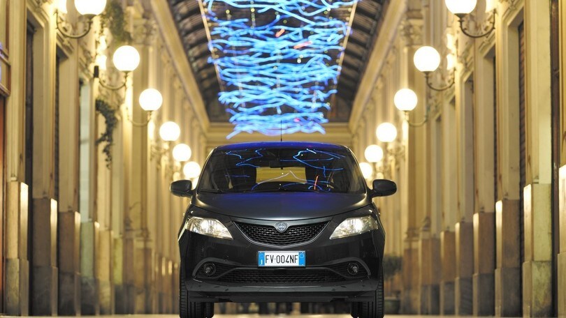 Lancia Ypsilon Black and Noir, nuova Fashion City Car