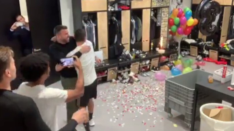 Barzagli compie 38 anni e Dybala gli organizza la festa a sorpresa