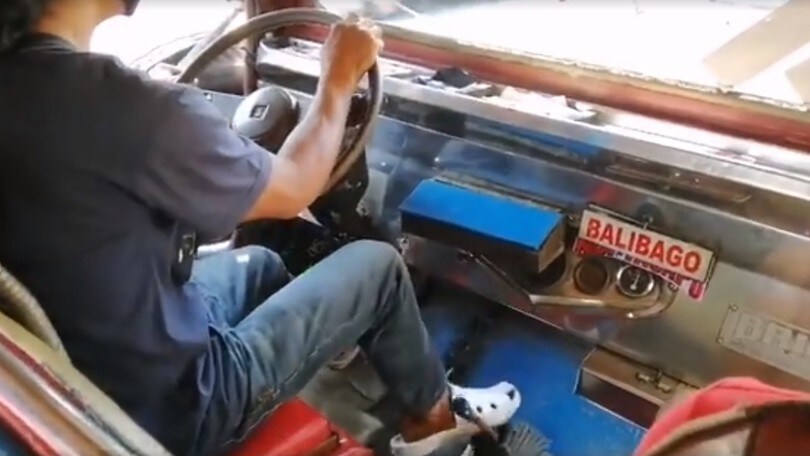 Filippine, autista di un jeepney cambia marcia con il piede - Il Video