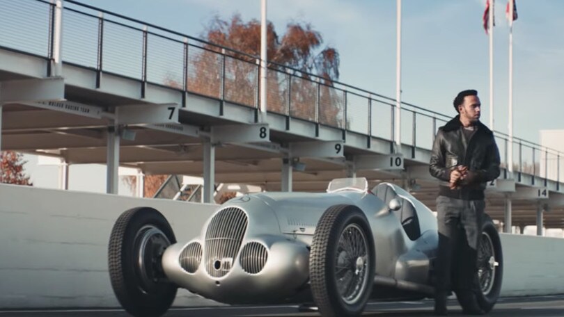 Hamilton sfida uno Spitfire con la Mercedes W125 - Il video