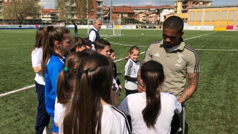 Alex Sandro e Douglas Costa della Juventus in visita al Fossano