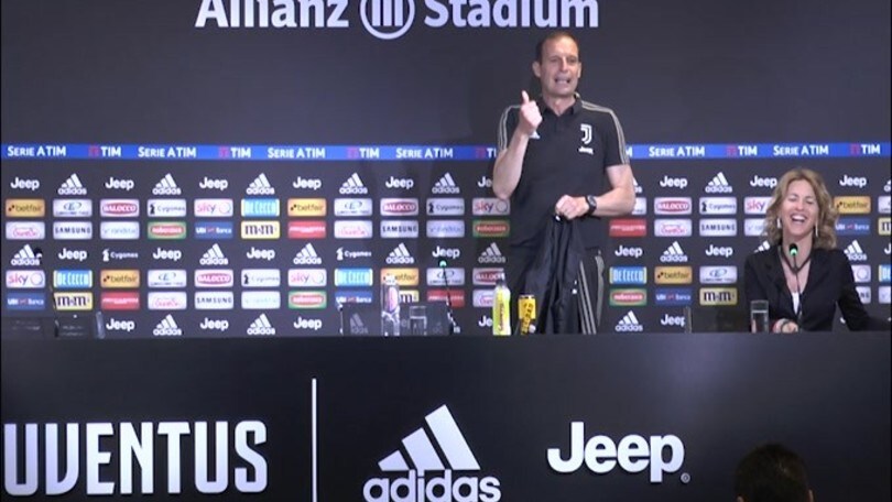 Allegri scherza coi giornalisti: "In settimana vedo Agnelli. Ora me ne vado?"