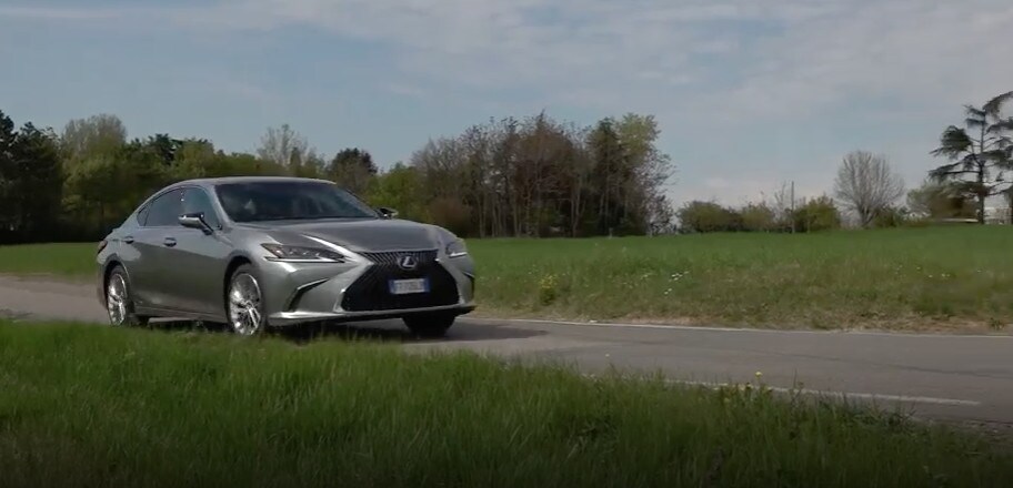Lexus ES 300h: ecco la prova al volante VIDEO