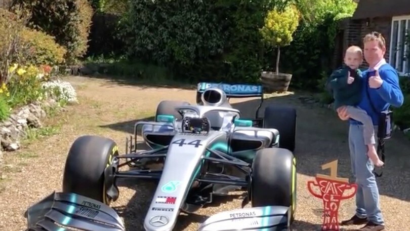 Hamilton, che campione. La sua monoposto Mercedes in regalo a un bimbo malato