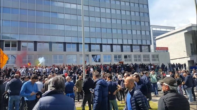 Roma, contestazione dei tifosi: cori contro società e presidente