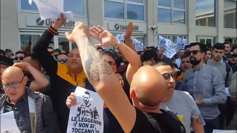 Roma, tifosi contro le decisioni della società