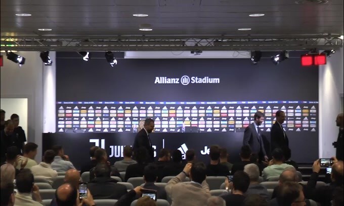 Mister Allegri applaudito dai suoi giocatori in conferenza stampa