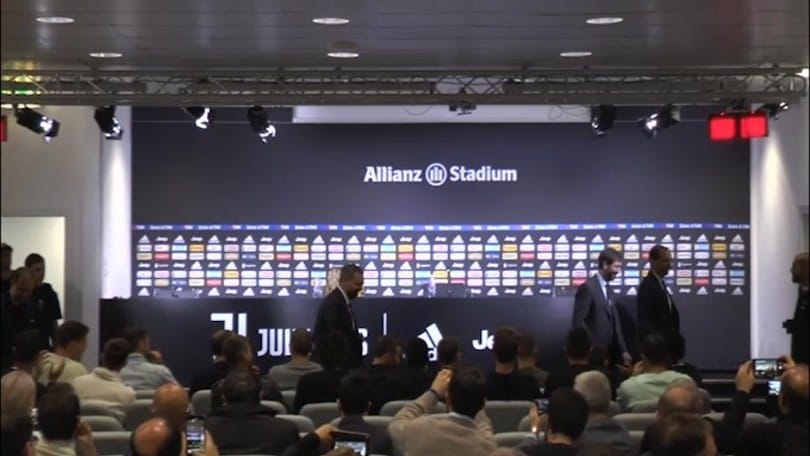 Mister Allegri applaudito dai suoi giocatori in conferenza stampa