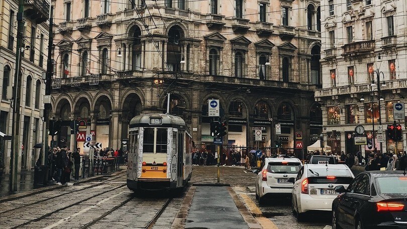 Milano, soste selvagge: 2300 ore di stop forzato per i mezzi pubblici