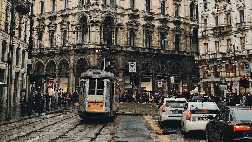 Milano, soste selvagge: 2300 ore di stop forzato per i mezzi pubblici