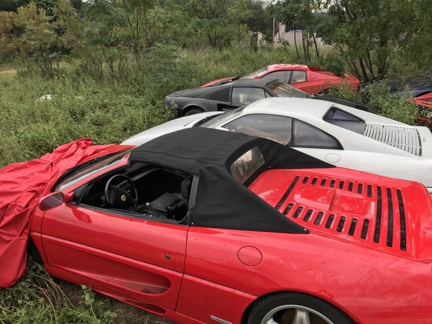 Ferrari, 11 auto storiche lasciate marcire in un campo | Le Foto