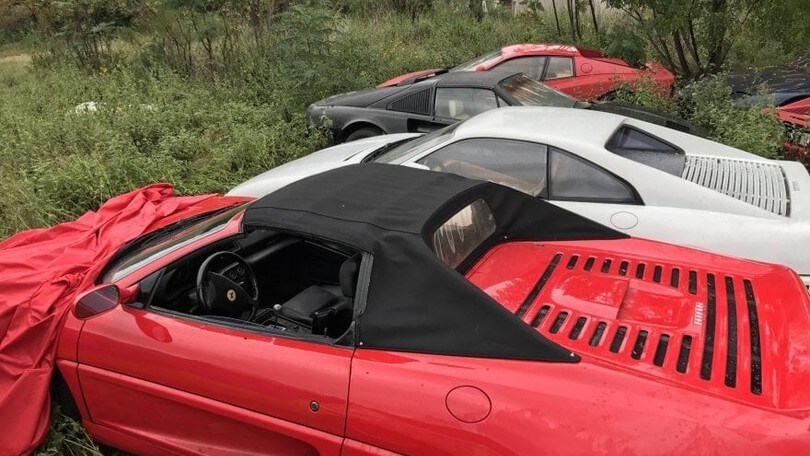 Ferrari, 11 auto storiche lasciate marcire in un campo | Le Foto