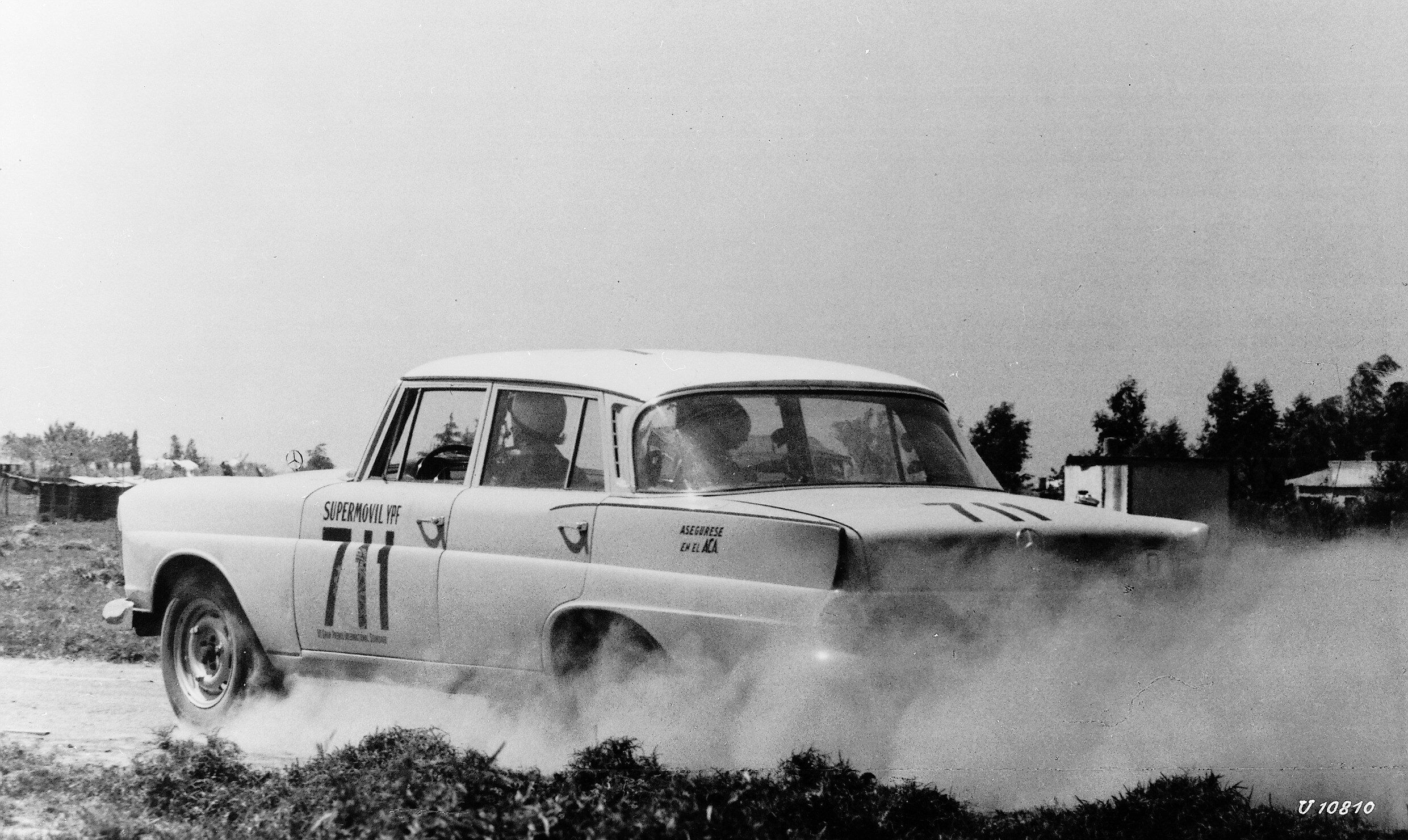 Donne e auto, l'ispirazione arriva dalla Mercedes 220SE - Le foto