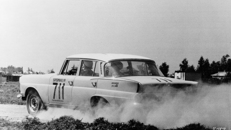 Donne e auto, l'ispirazione arriva dalla Mercedes 220SE - Le foto