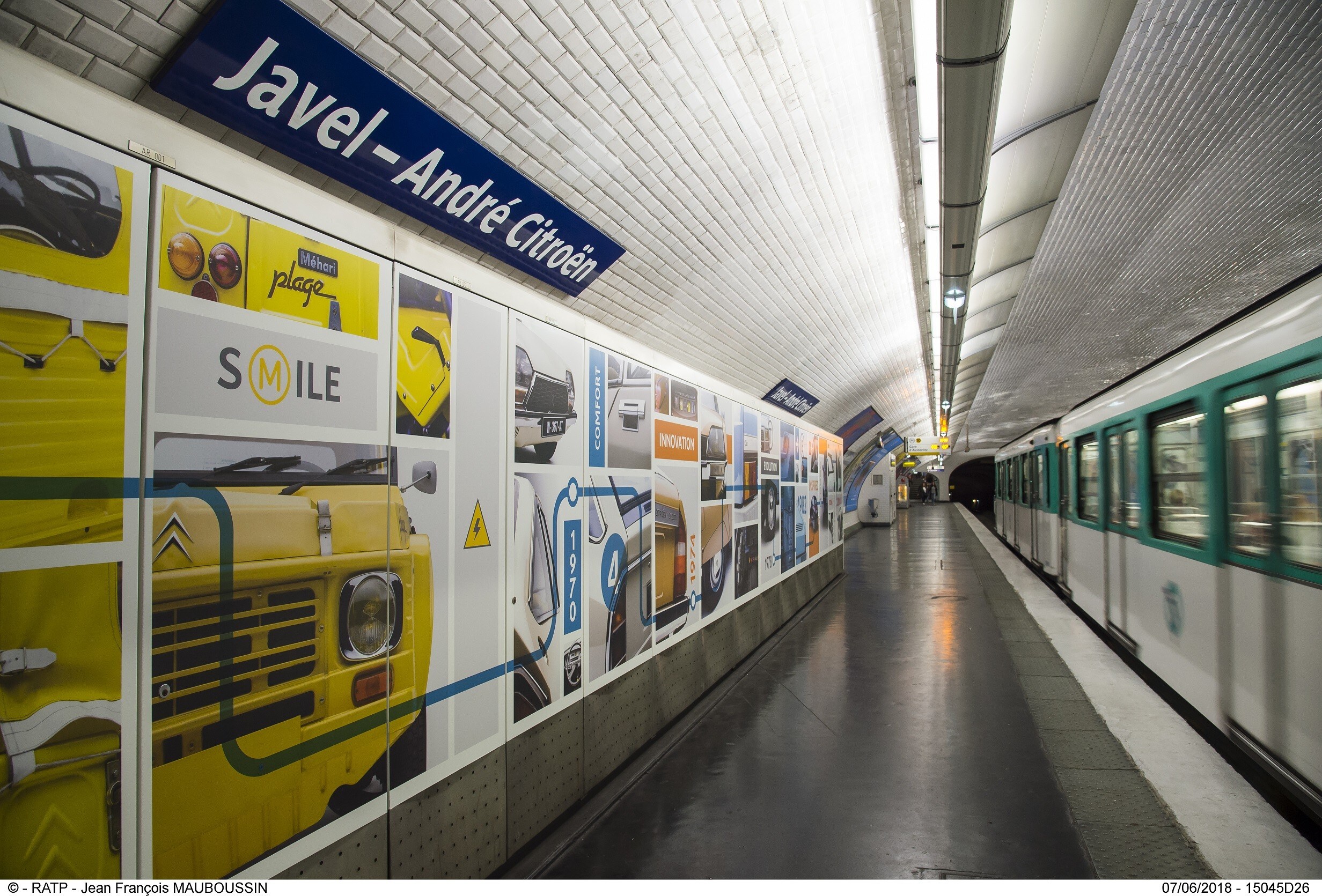 Parigi, la fermata metro Citroen celebra i 100 anni FOTO