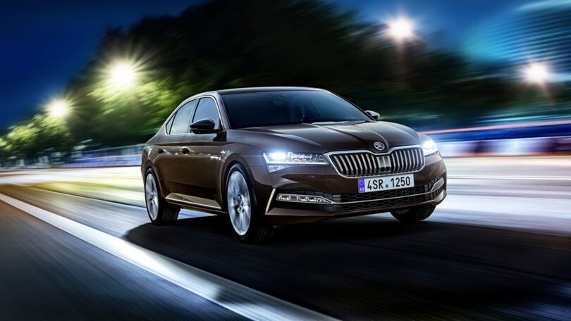 Skoda Superb iV, ecco il restyiling per l'ibrido