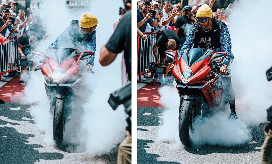Hamilton, che sfilata a Montecarlo con la MV Agusta