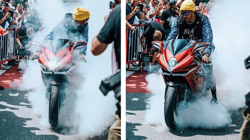 Hamilton, che sfilata a Montecarlo con la MV Agusta