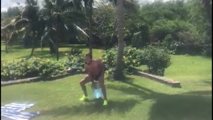 Sergio Ramos, sollevamento di boccioni d'acqua!