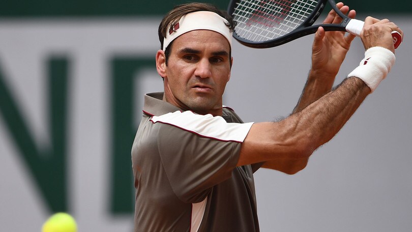 Federer stende Sonego e avanza al Roland Garros