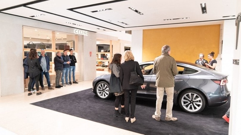 Tesla, il nuovo store di Roma FOTO