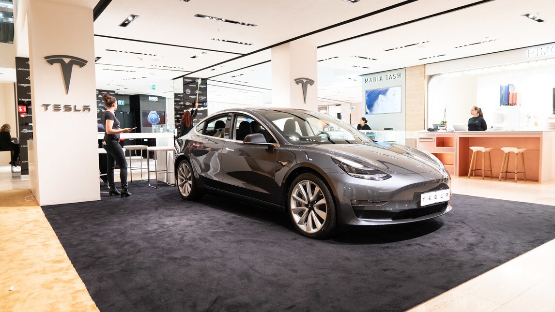 Tesla apre a Roma un temporary store in via del Tritone