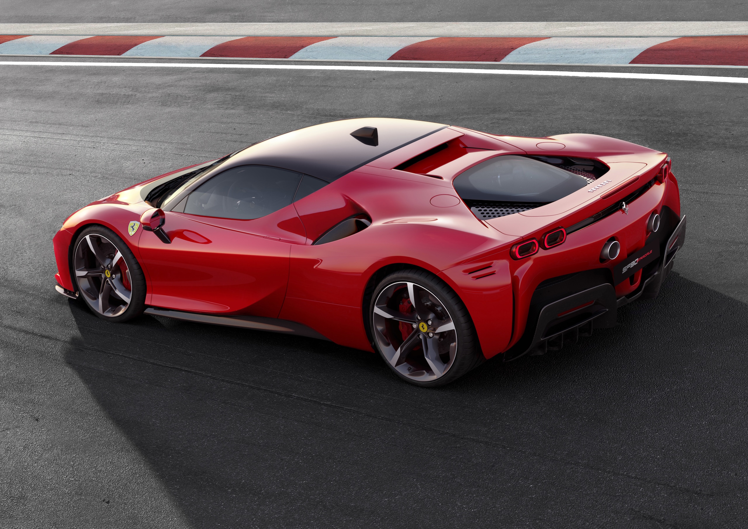 Ferrari SF90 Stradale, l'ibrida di serie di Maranello