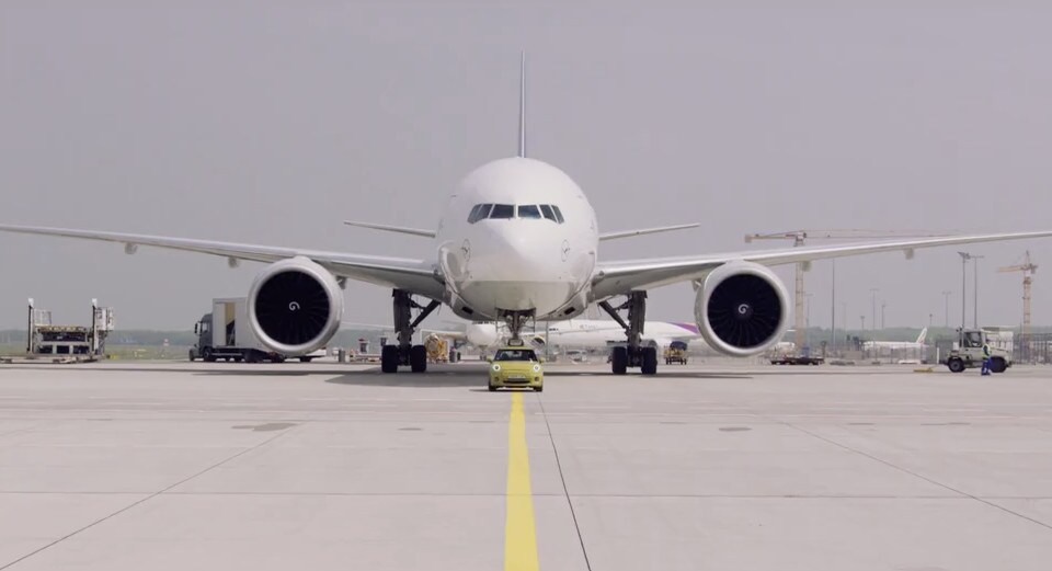 Nuova Mini Cooper SE spinge un Boing 777 - VIDEO