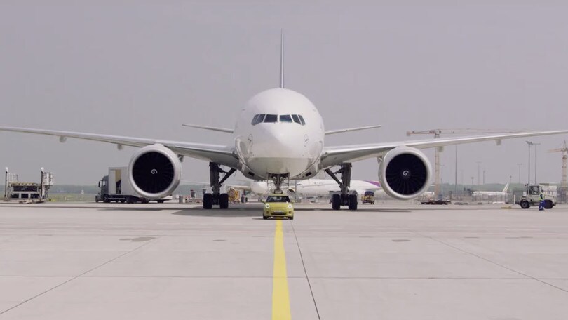Nuova Mini Cooper SE spinge un Boing 777 - VIDEO