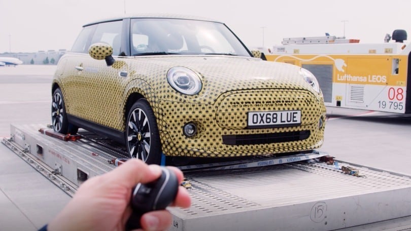 MINI Cooper SE che potenza, l'elettrica traina un Boeing 777 - Video