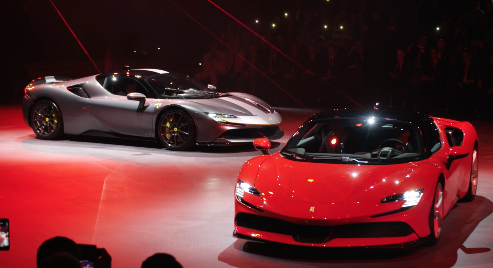 Ferrari SF90 Stradale: la presentazione con Vettel e Leclerc VIDEO