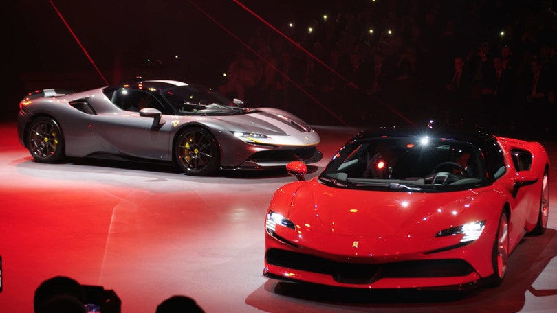 Ferrari SF90 Stradale: la presentazione con Vettel e Leclerc VIDEO