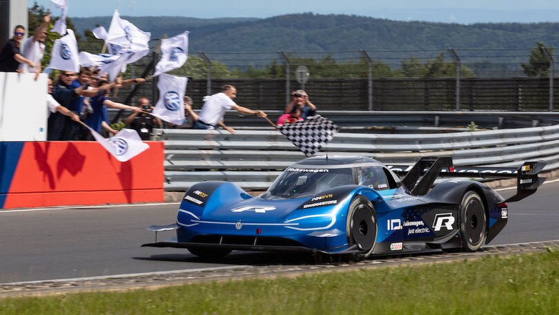 Volkswagen ID R, giro da record per l'auto elettrica al Nurburgring - Video