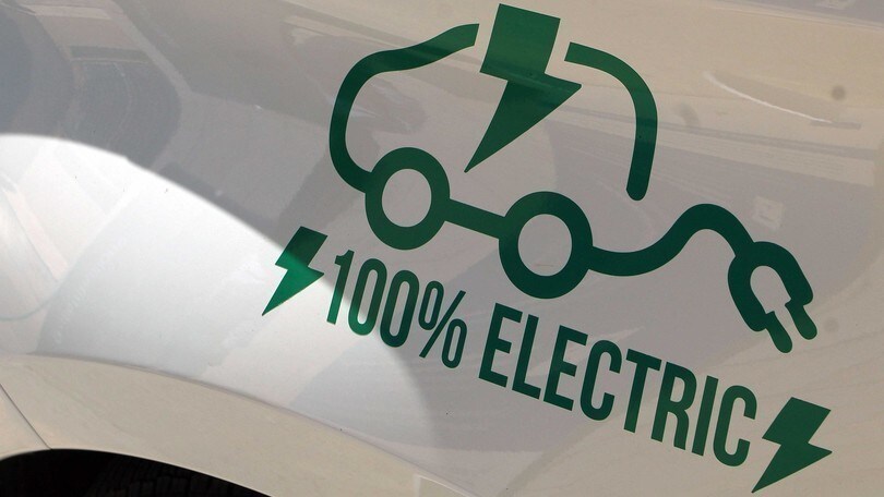 Milano, proposto bando da 500 licenze per taxi elettrici