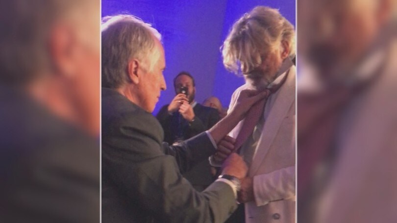 Malagò sistema la cravatta a Ferrero