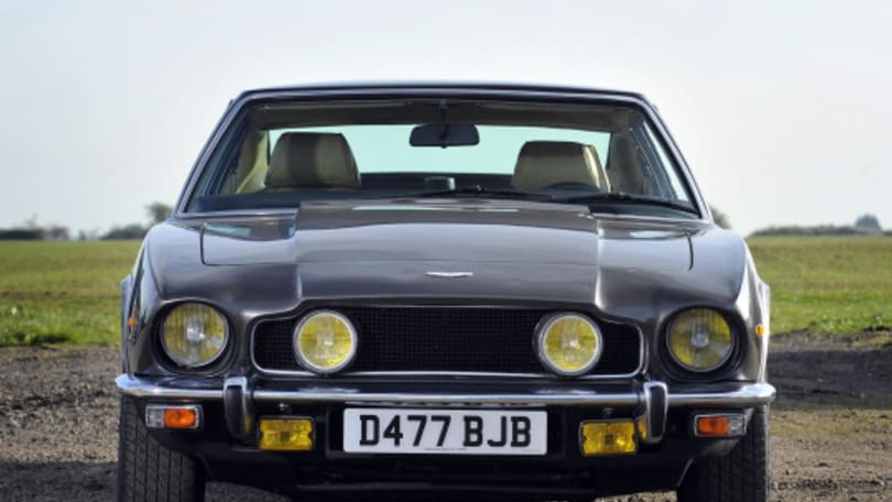 Aston Martin V8 Vantage, le foto della supercar di 007