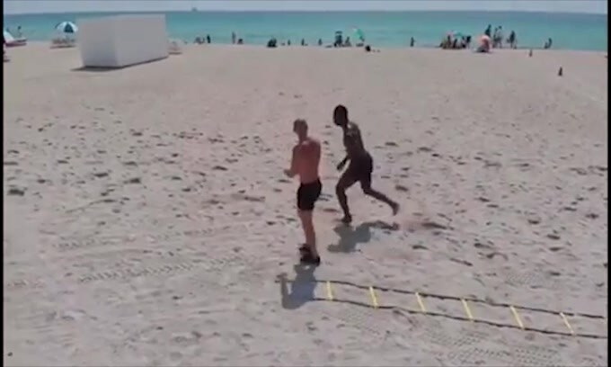Balotelli, allenamento tra le onde
