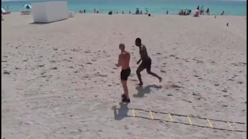 Balotelli, allenamento tra le onde