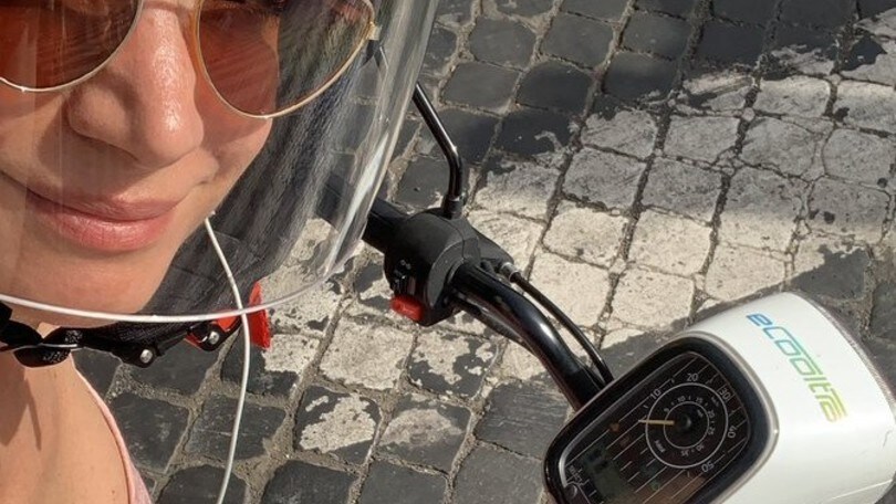 Ecooltra, lo scooter sharing elettrico che piace alla Delogu