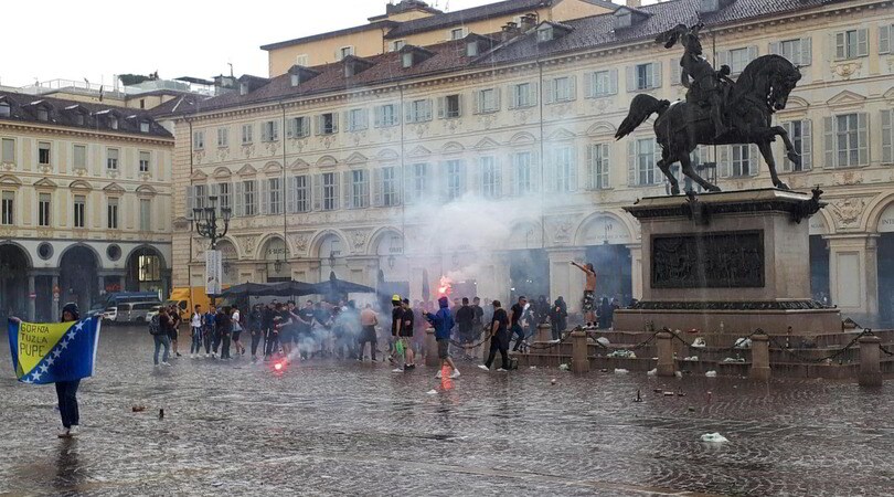 Italia-Bosnia, ultrà in centro a Torino: esplodono petardi