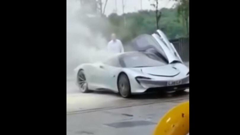 McLaren, un prototipo della Speedtail si incendia  - VIDEO